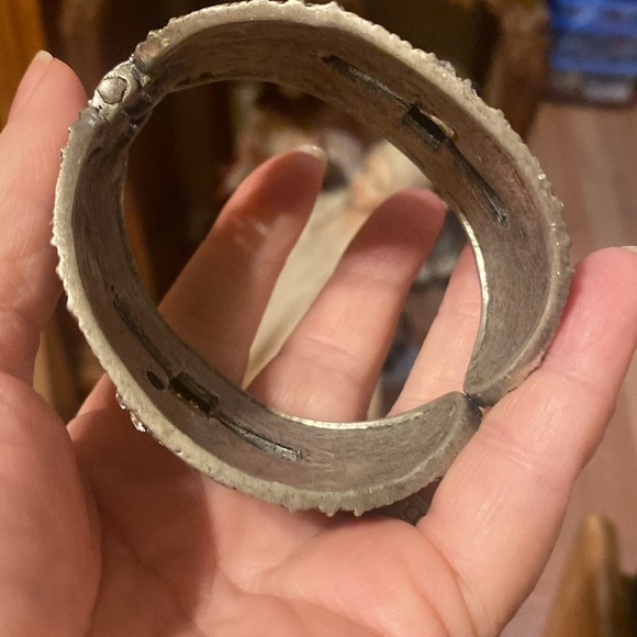 Rhinestone Fleur-de-Lis Cuff Bracelet. (ZZ) - Picture 5 of 5